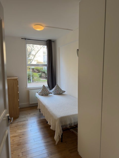 Room Bramlands Close in Greater London