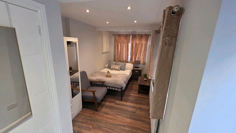 Flat Rowdon Avenue in Greater London