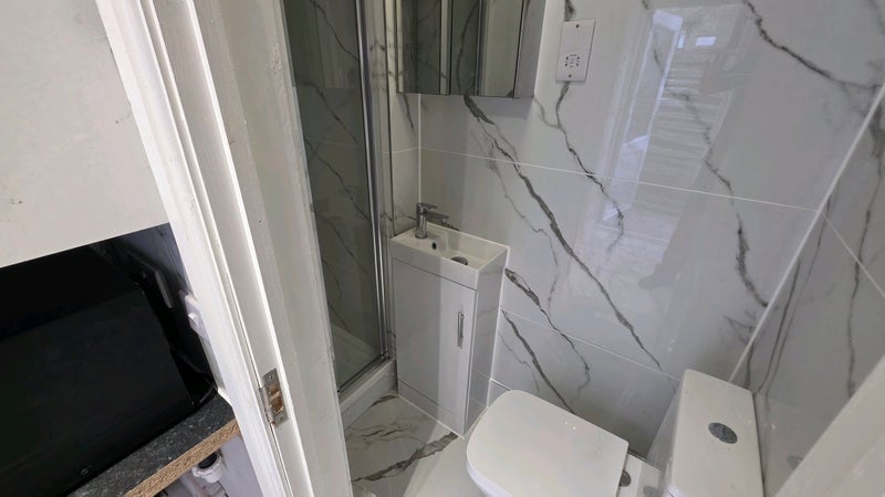 Flat Rowdon Avenue in Greater London