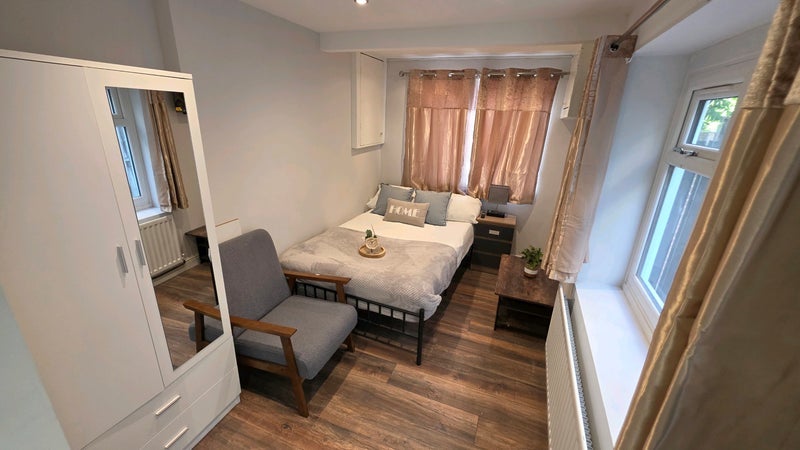 Flat Rowdon Avenue in Greater London