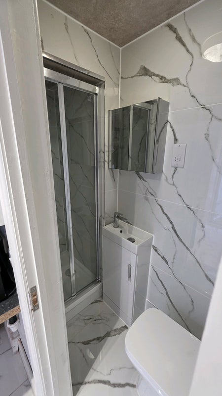 Flat Rowdon Avenue in Greater London