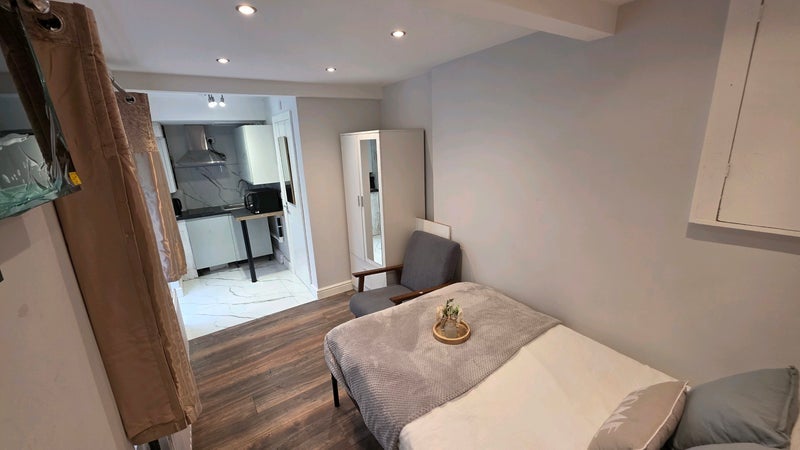 Flat Rowdon Avenue in Greater London