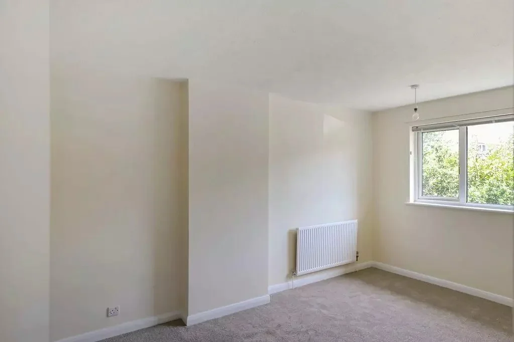 Room Desford Road in Greater London
