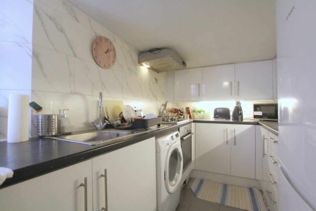 Flat Hornton Street in Greater London