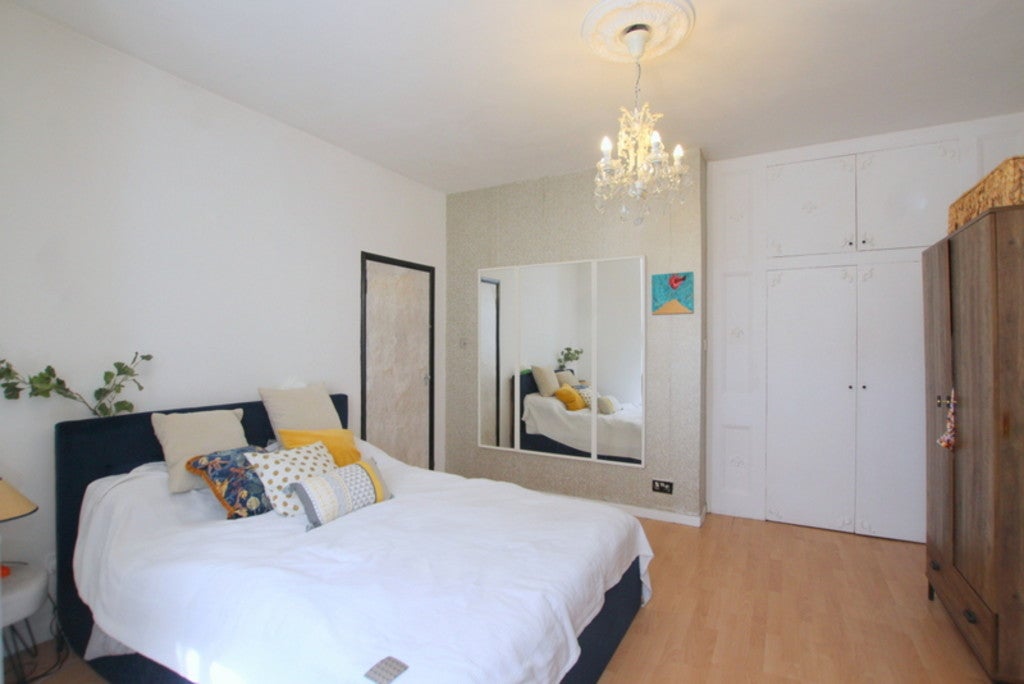 Flat Hornton Street in Greater London