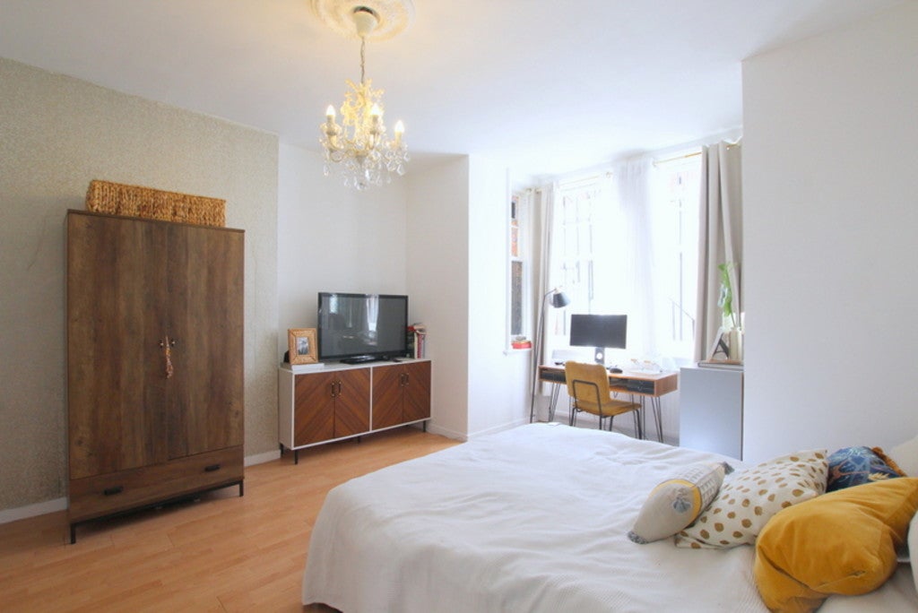Flat Hornton Street in Greater London