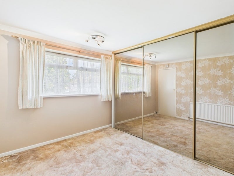 Room Midhurst Close in Crawley