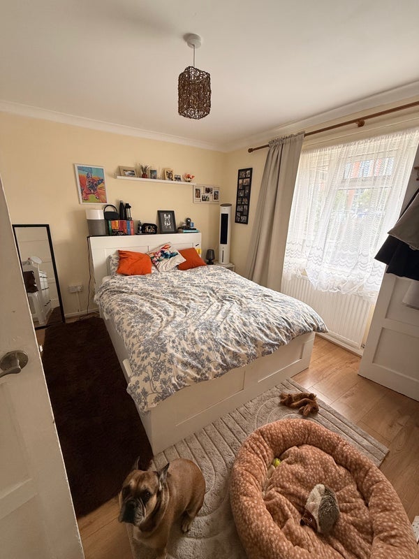 Room Pollard Close in Greater London