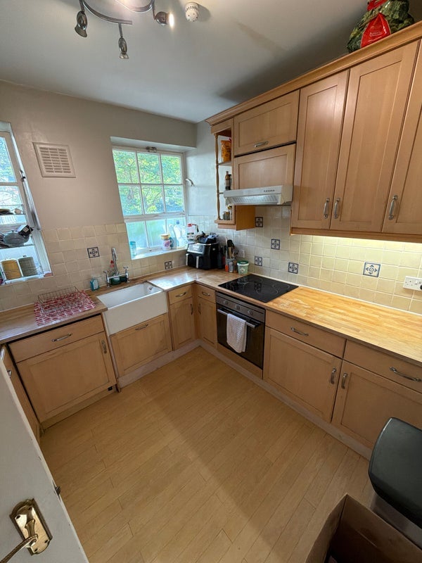 Room Vicarage Crescent in Greater London