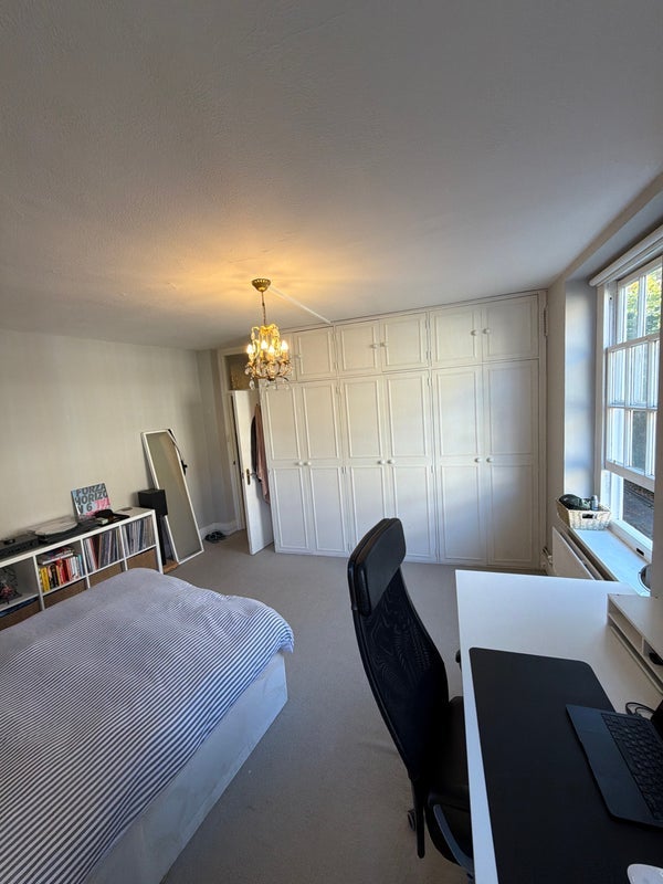 Room Vicarage Crescent in Greater London