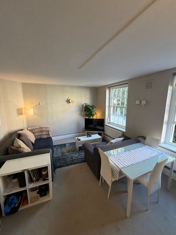 Room Vicarage Crescent in Greater London
