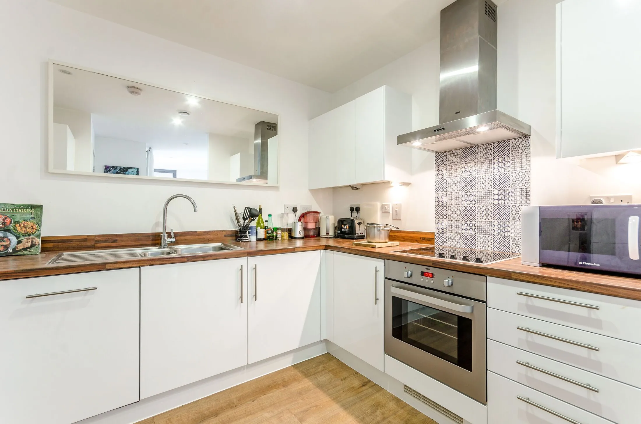Flat Raine Street in Greater London
