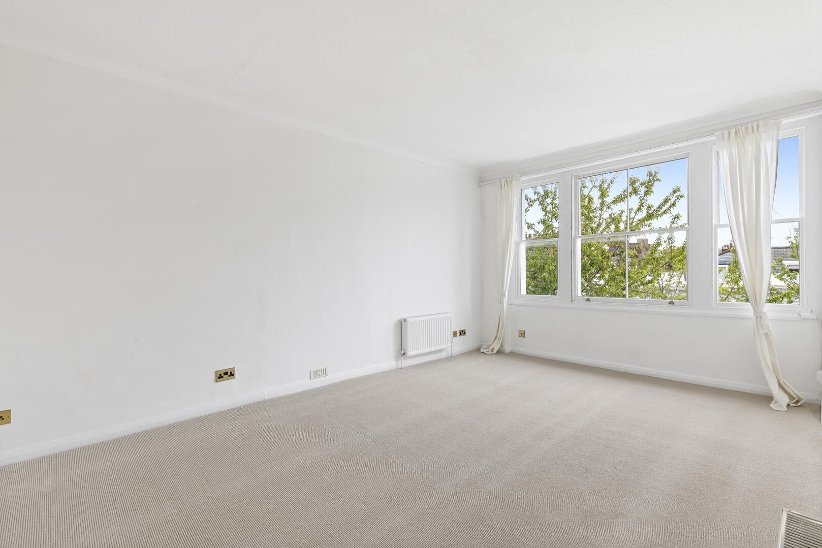 Flat Brunswick Gardens in Greater London