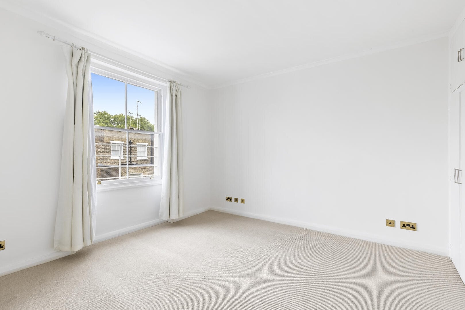 Flat Brunswick Gardens in Greater London