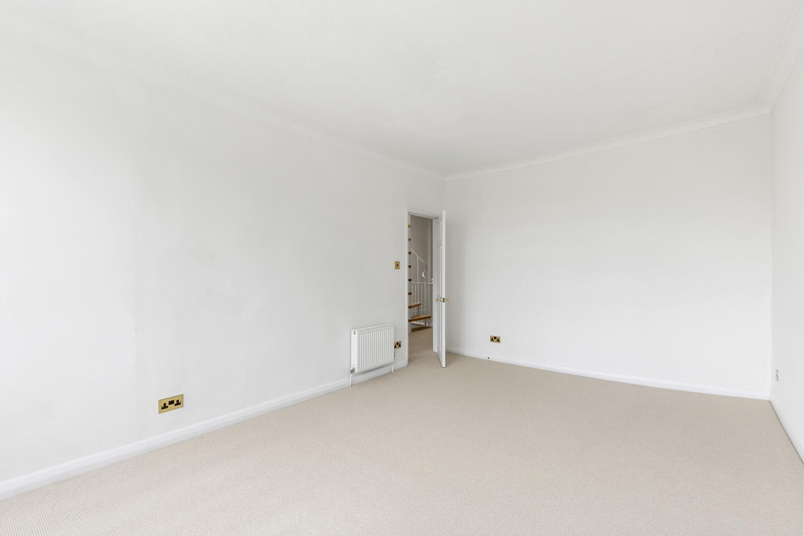 Flat Brunswick Gardens in Greater London