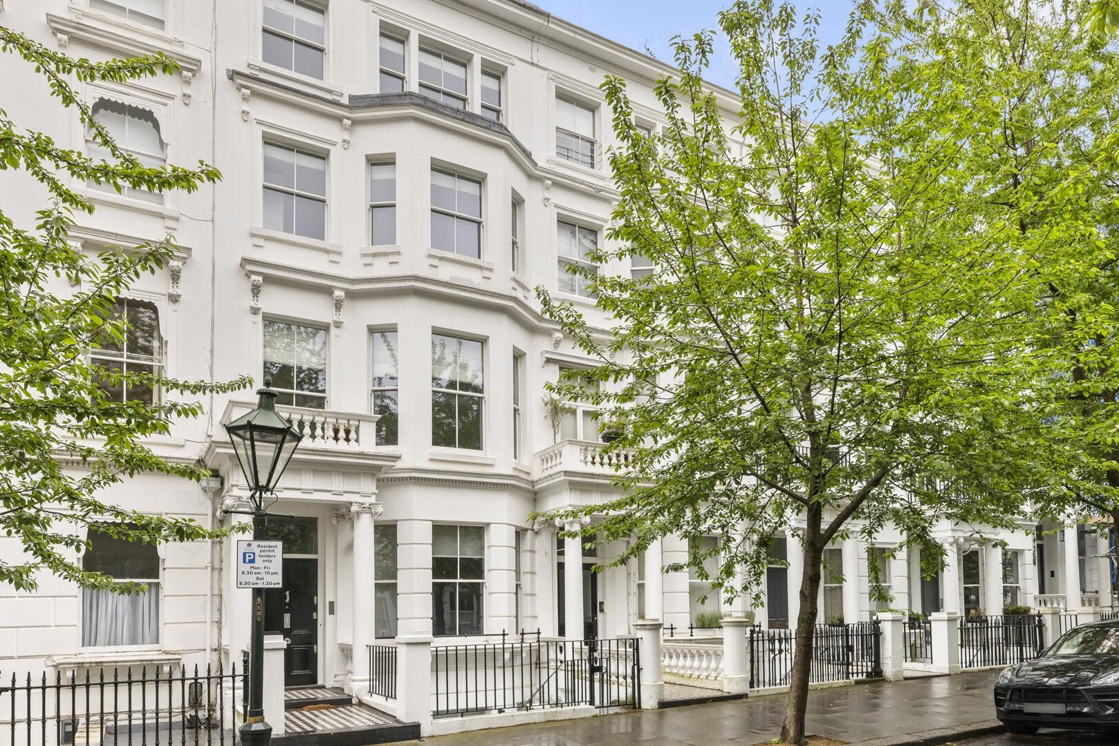 Flat Brunswick Gardens in Greater London