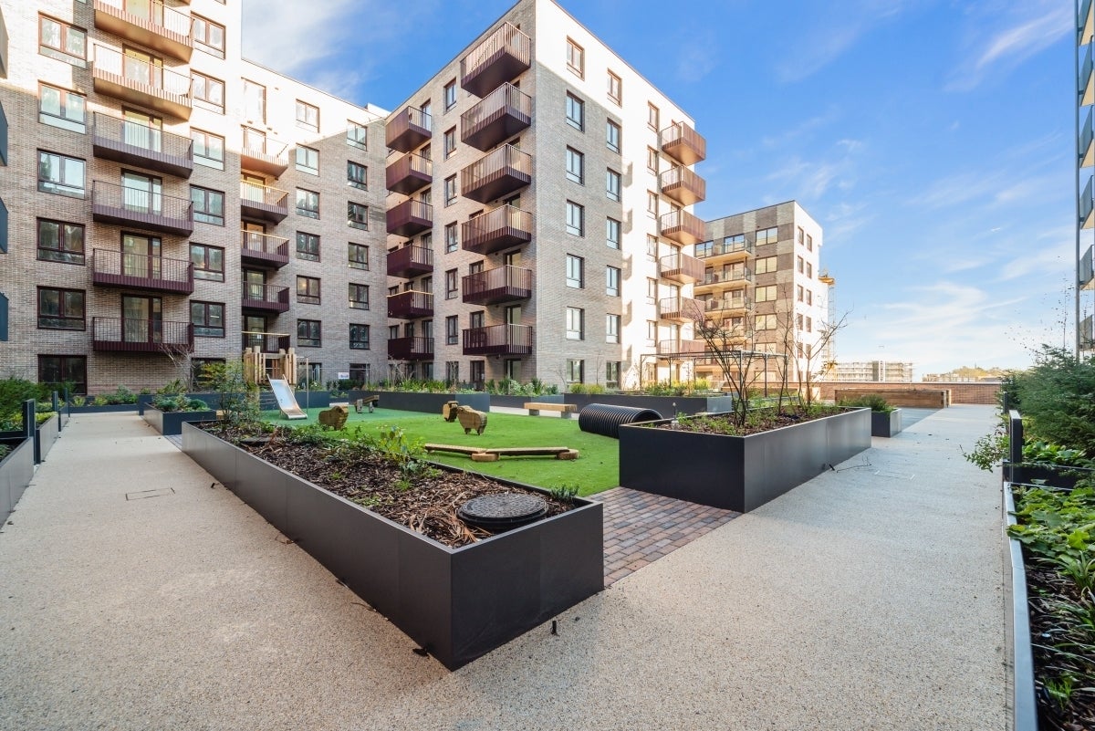 Flat Hargrave Drive in Greater London