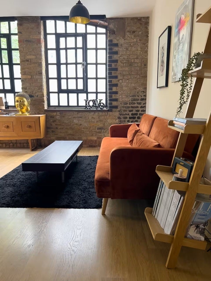Flat Godman Road in Greater London