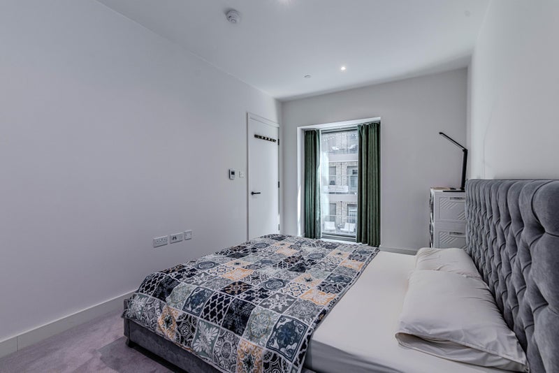 Flat Royal Crest Avenue in Greater London