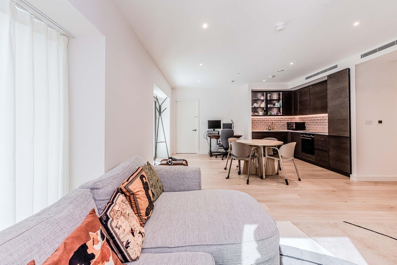 Flat Royal Crest Avenue in Greater London