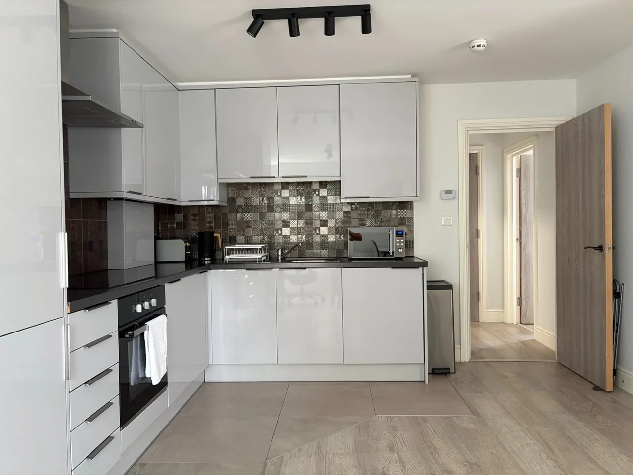 Flat Wellesley Avenue in Greater London