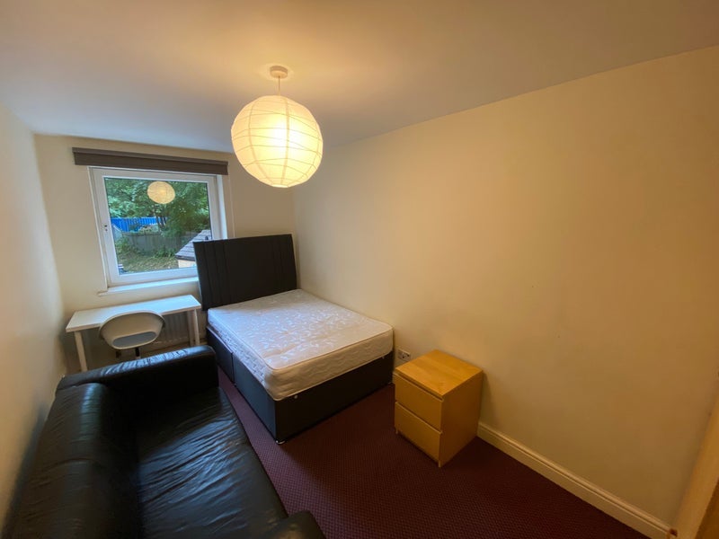 Room Clarendon Road in Leeds