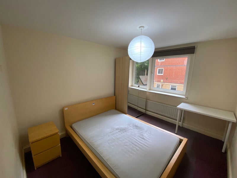 Room Clarendon Road in Leeds
