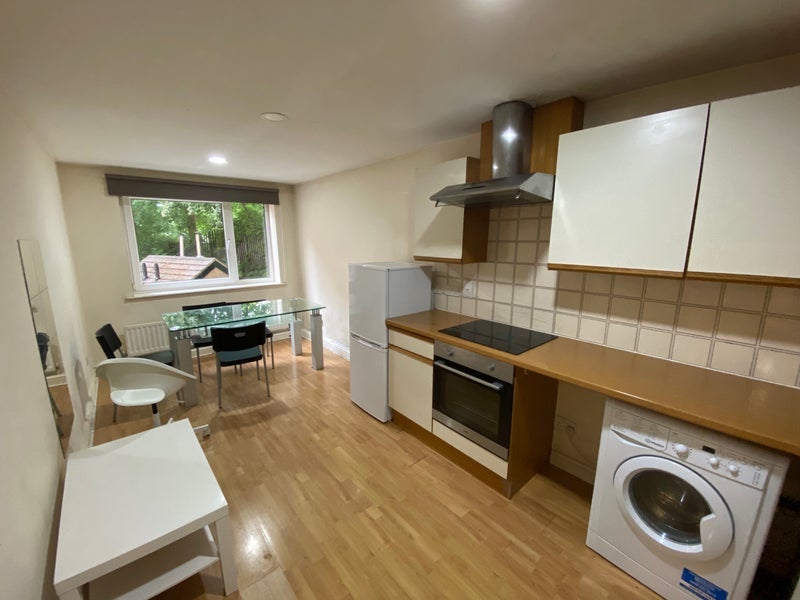 Room Clarendon Road in Leeds