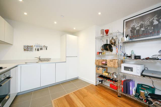 Room Springpark Drive in Greater London