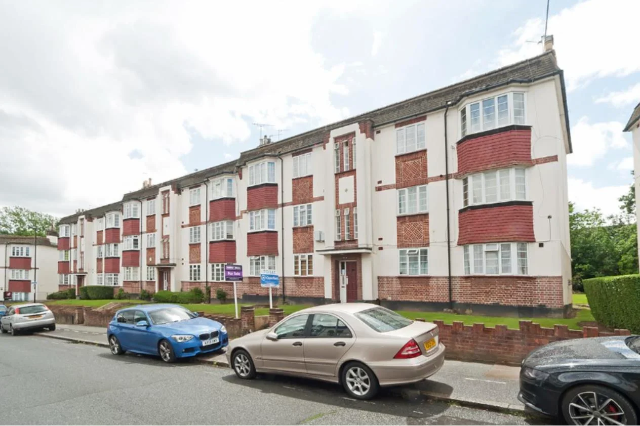 Flat Amblecote Road in Greater London