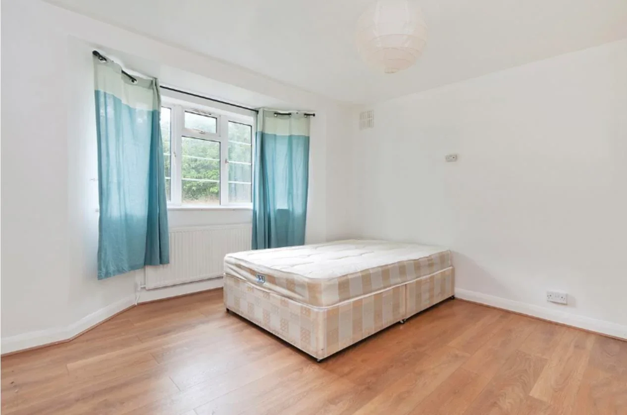 Flat Amblecote Road in Greater London