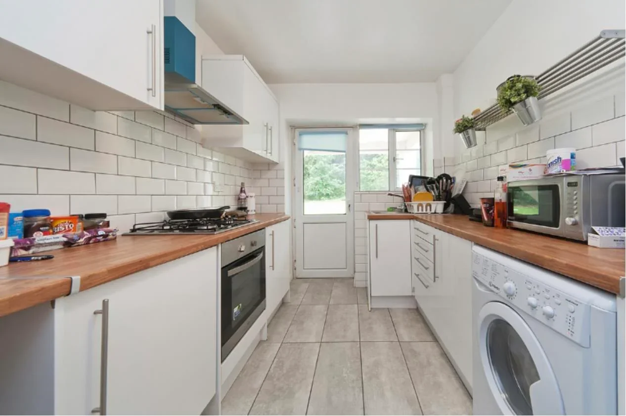 Flat Amblecote Road in Greater London