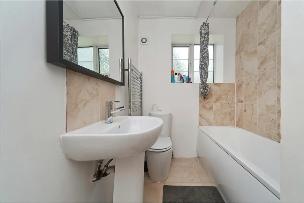 Flat Amblecote Road in Greater London