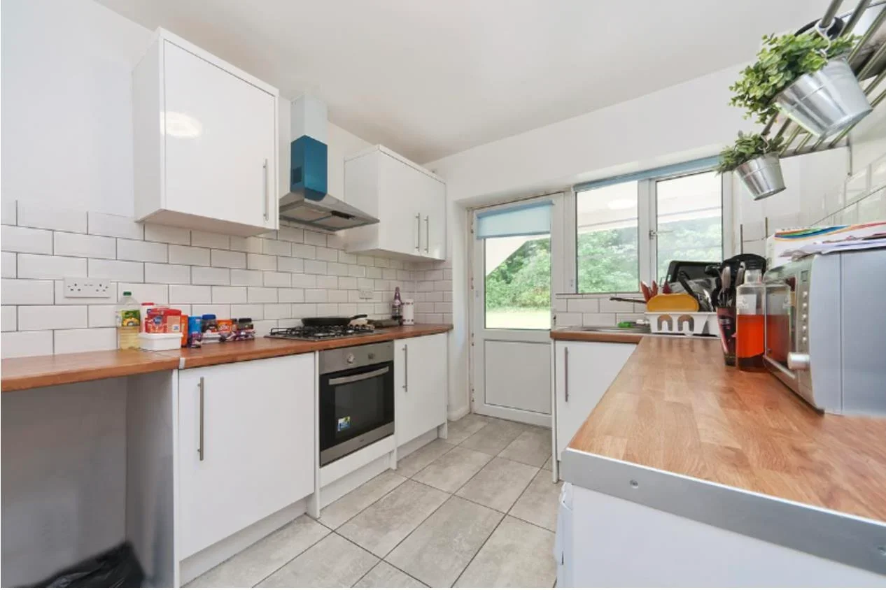 Flat Amblecote Road in Greater London