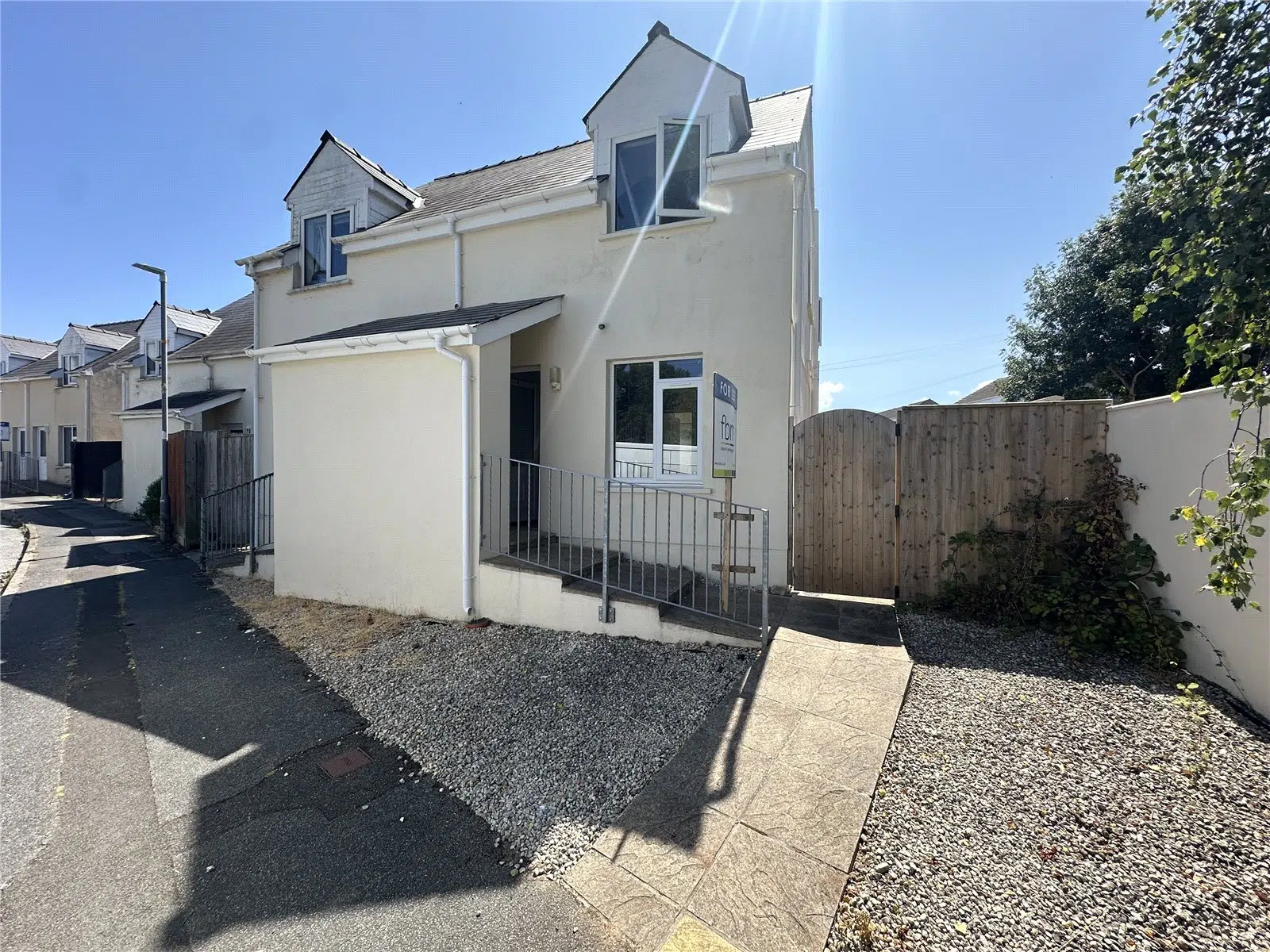 House Rose Avenue in Merlin's Bridge