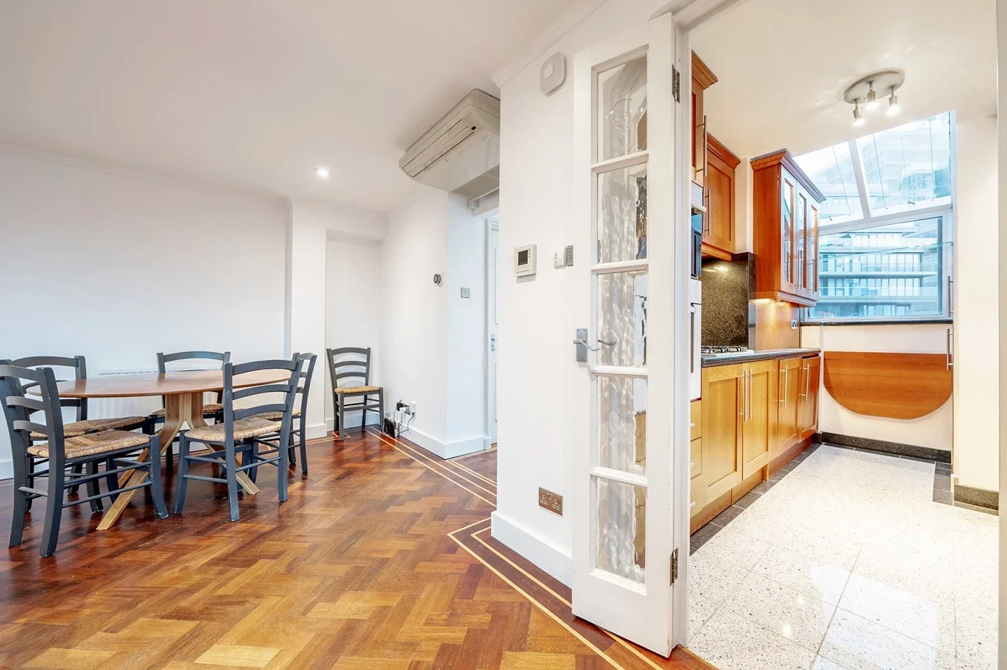 Flat Asher Way in Greater London