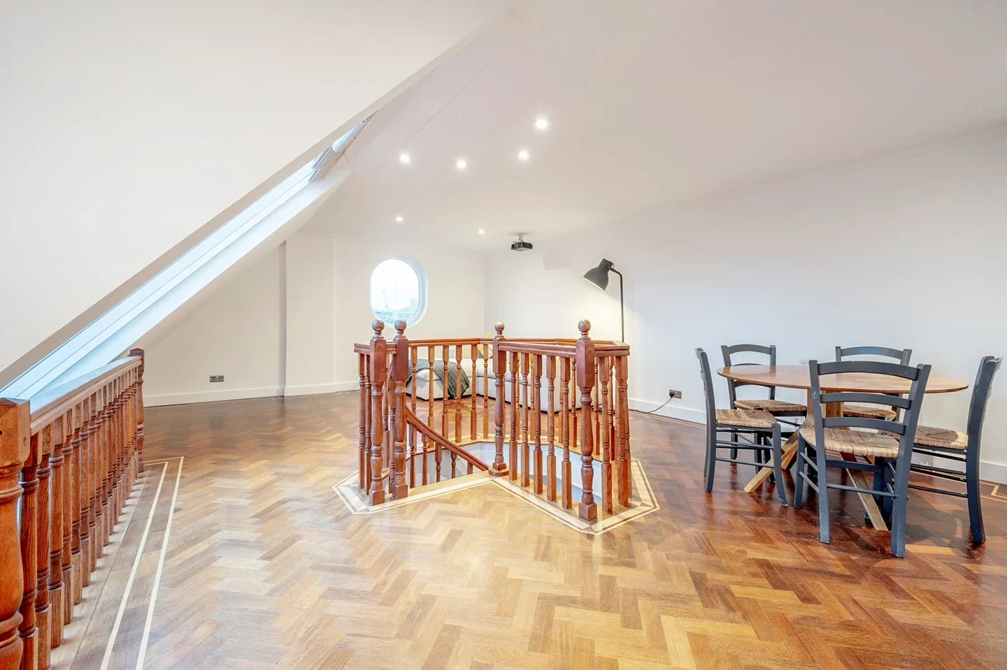 Flat Asher Way in Greater London