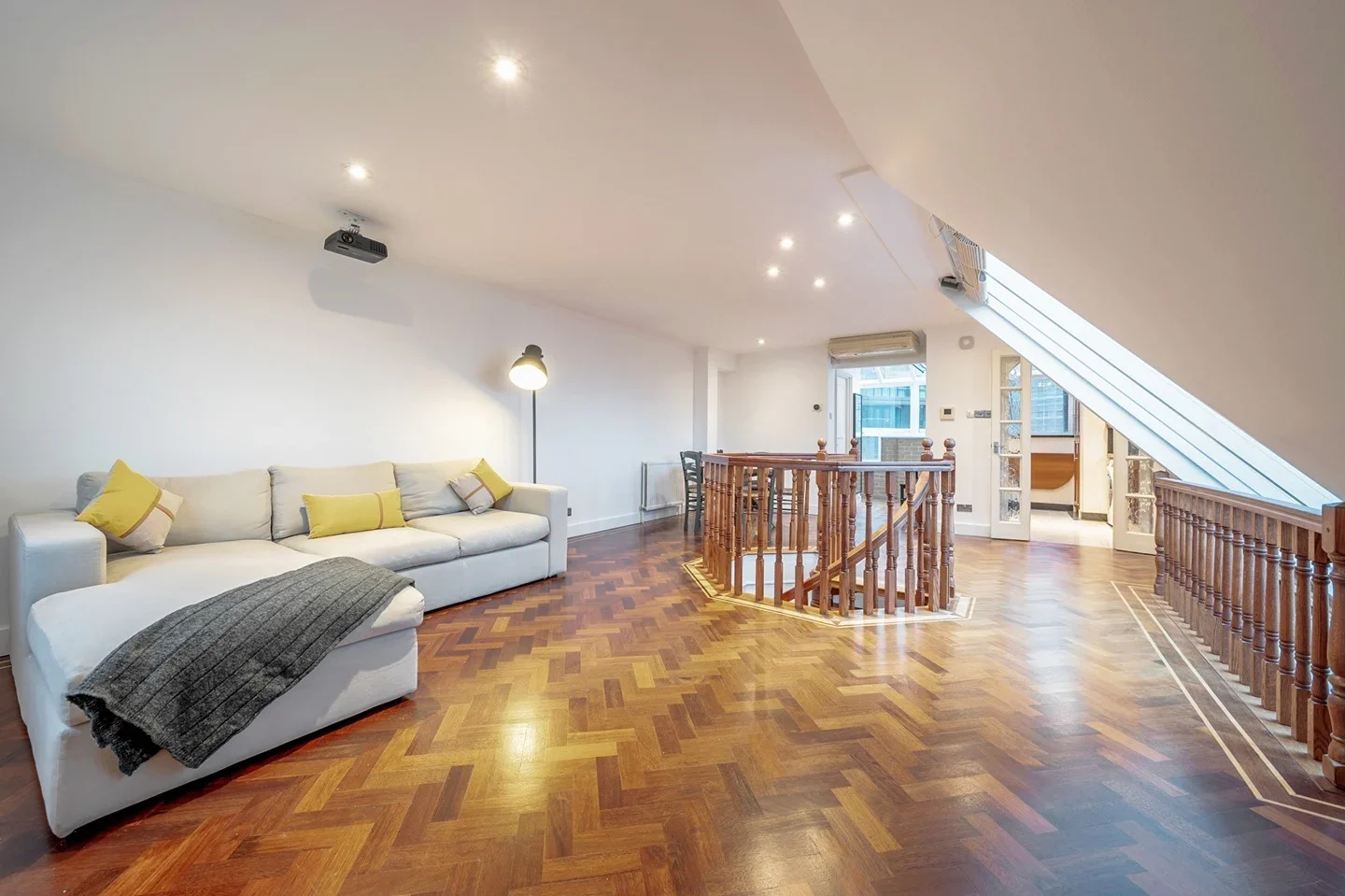 Flat Asher Way in Greater London