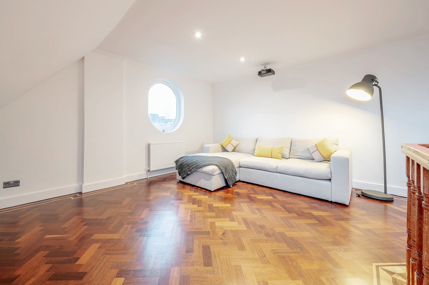 Flat Asher Way in Greater London