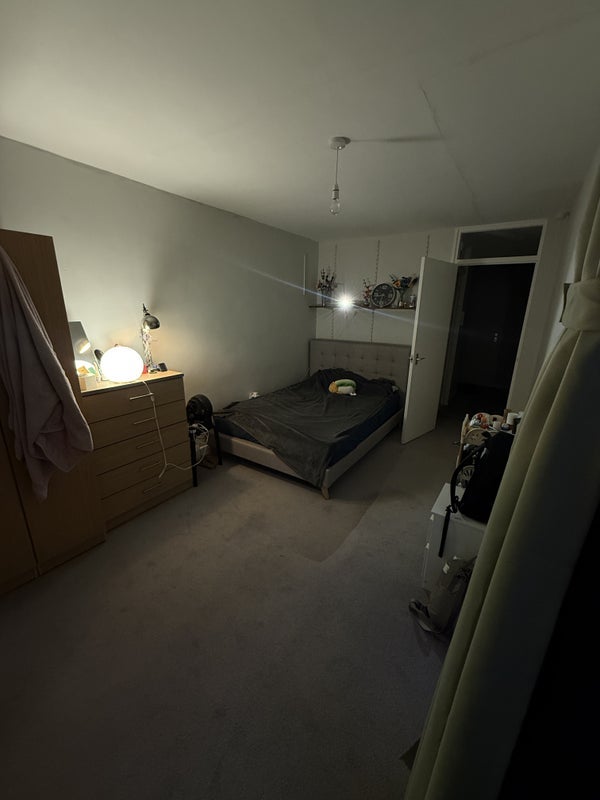 Room Pine Grove in Greater London