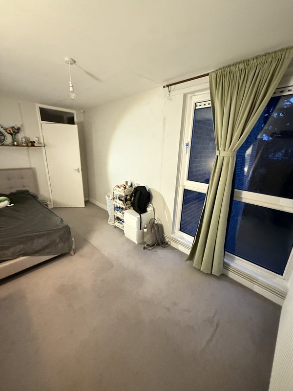 Room Pine Grove in Greater London