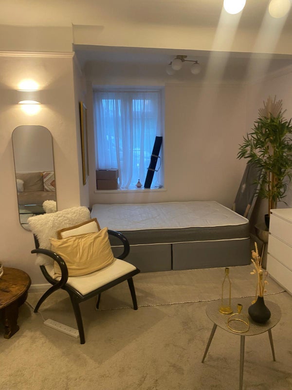 Room Charter Way in Greater London