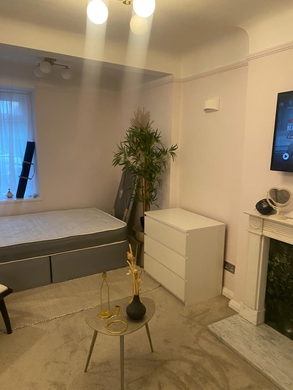 Room Charter Way in Greater London
