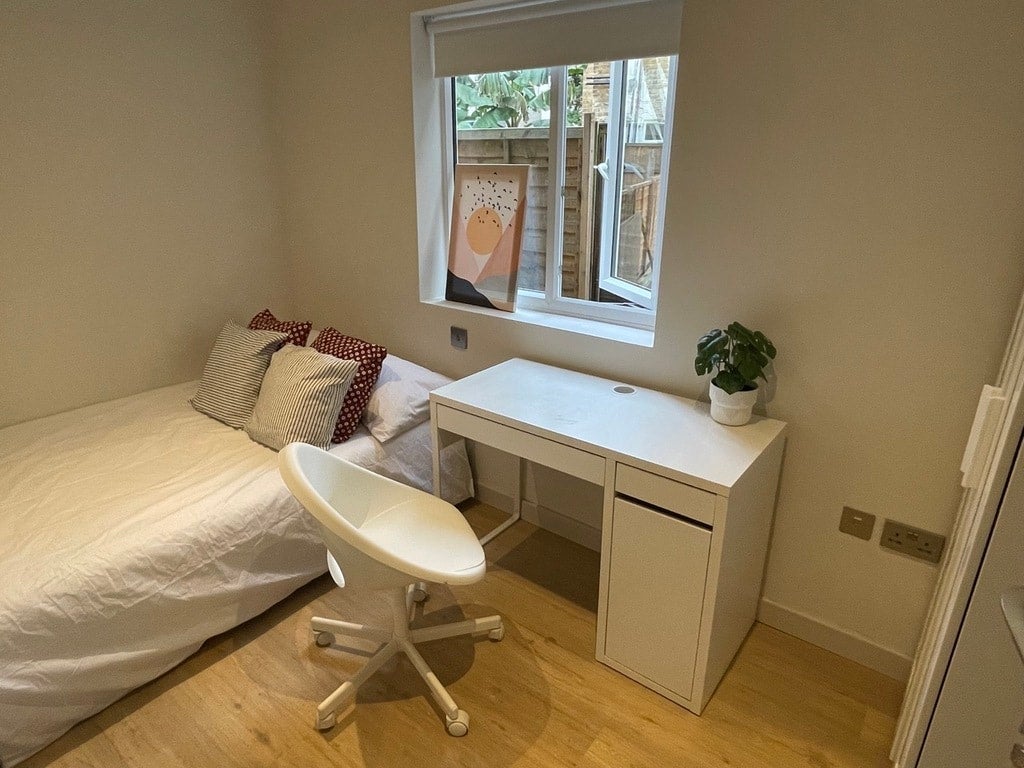 Room Hardman Road in Greater London