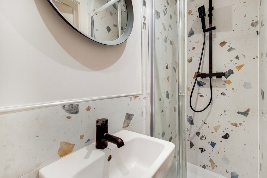 Room Hardman Road in Greater London