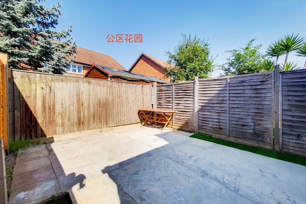 Room Hardman Road in Greater London