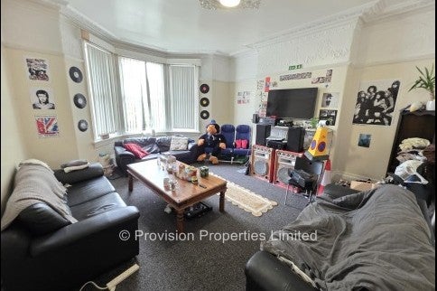 Room Cardigan Road in Leeds