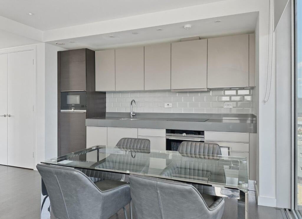 Flat Piazza Walk in Greater London