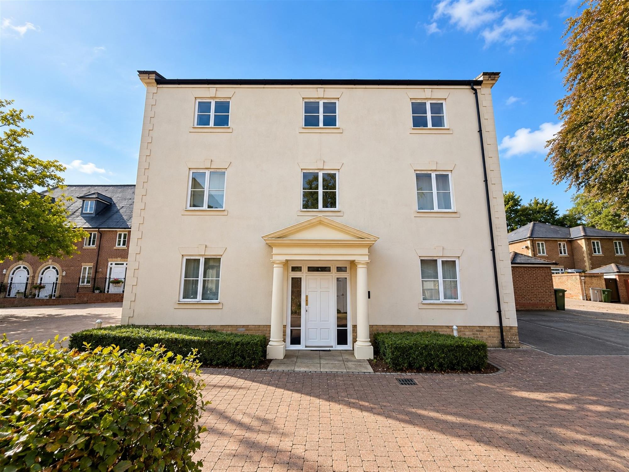 Flat Loyd-Lindsay Square in Winchester