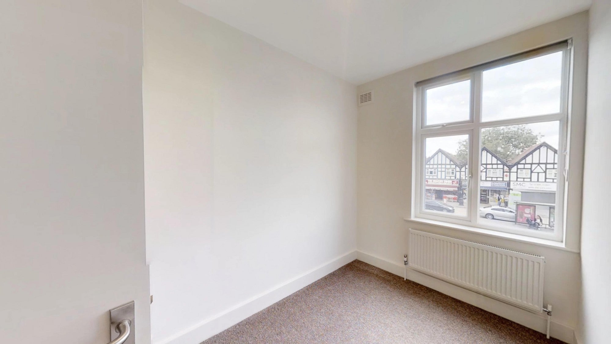 Flat Long Lane in Greater London